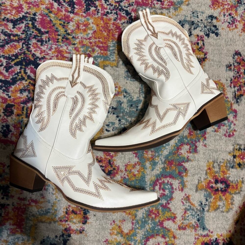 Embroidered White Western Heeled Boots